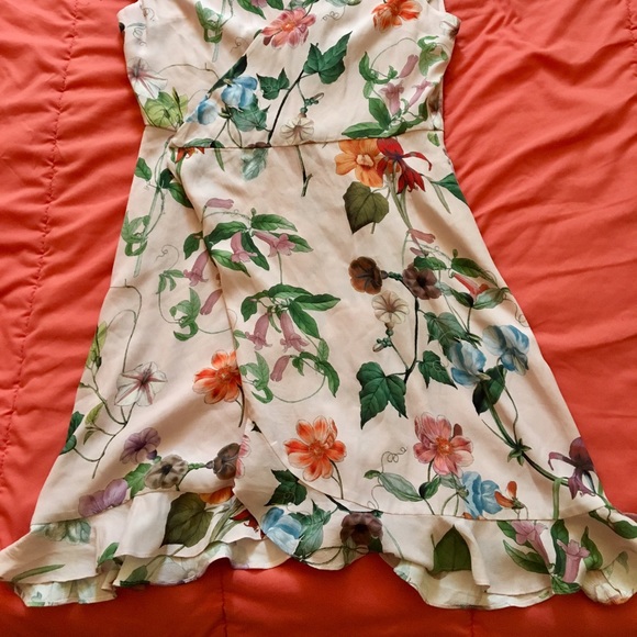 Wrap dress, fit and flare style. Frilly and girly - Picture 2 of 4